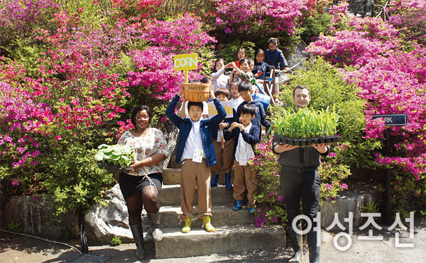 Дети, занимающиеся садоводством в Edible International Academy