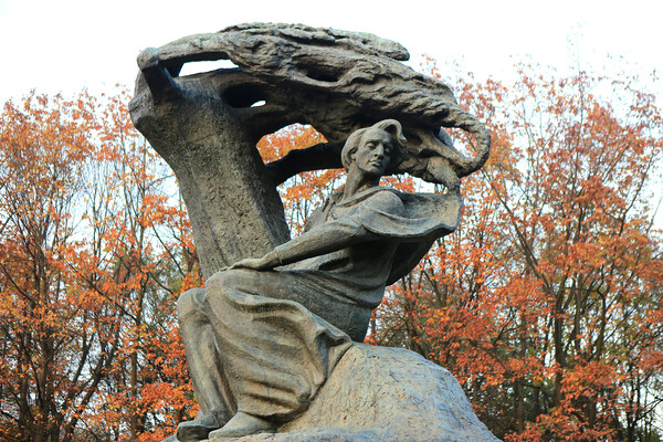와지엔키 공원의 쇼팽 동상.