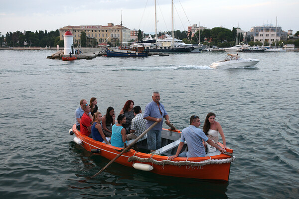 배를 타고 유람하는 관광객들.