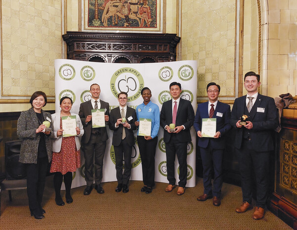 하나님의 교회 대학생봉사단 'ASEZ'와 직장인청년봉사단 'ASEZ WAO'가 국제환경상인 그린애플상과 그린월드상을 수상했다.