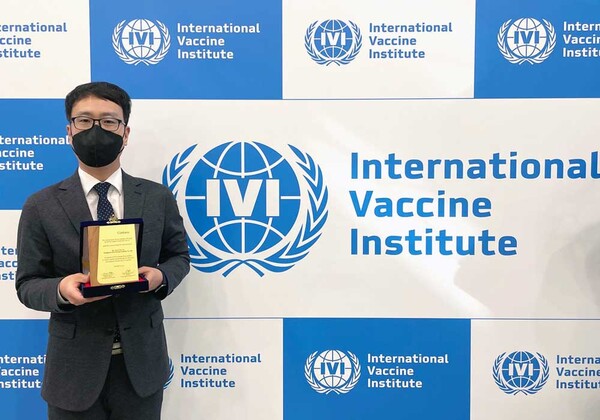 Представитель компании Koreanа Cosmetics передает пожертвование в Международный институт вакцин