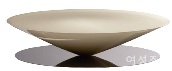 금속 원뿔이 거울 위에 떠 있는 것처럼 보이는 고급스러운 플로트 커피 테이블은 르 찬스 제품. 가격미정, 에이치픽스.