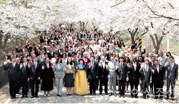 1 57차 해외성도방문단이 충북 영동의 엘로힘 연수원에서 벚꽃이 활짝 핀 한국의 봄을 만끽했다.