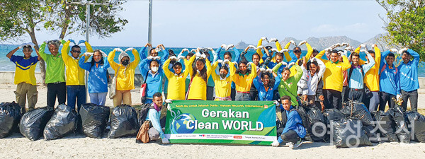 동티모르 딜리에서 바다와 인접한 아페니다 포르투갈 거리를 청소하며 클린월드운동을 펼친 회원들.