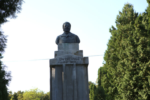 이온 크레안거 동상.