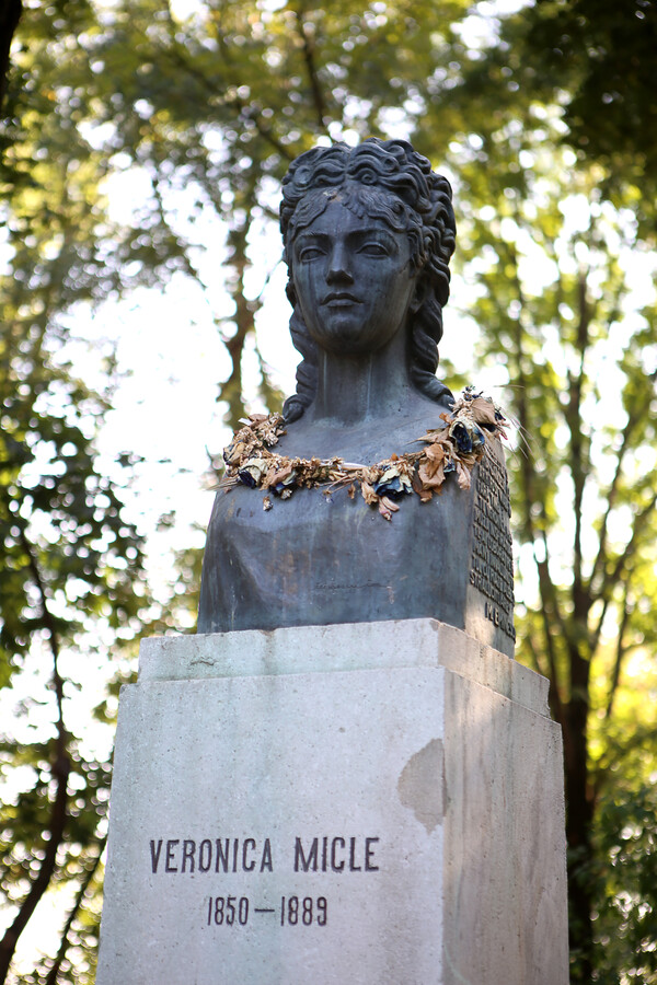 베로니카 미클레 동상.
