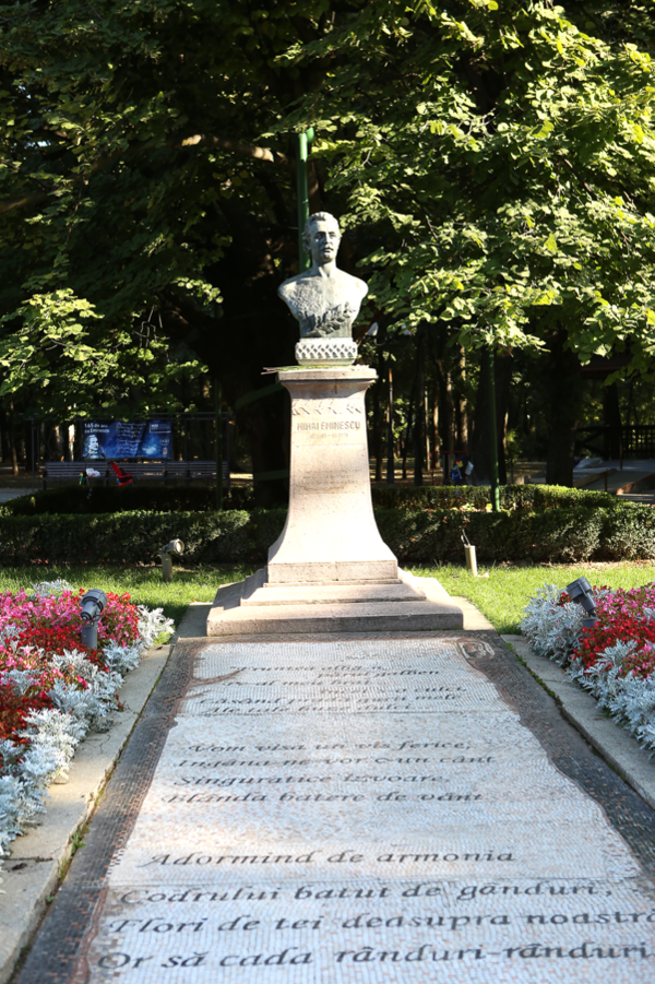 미하이 에미네스쿠 동상