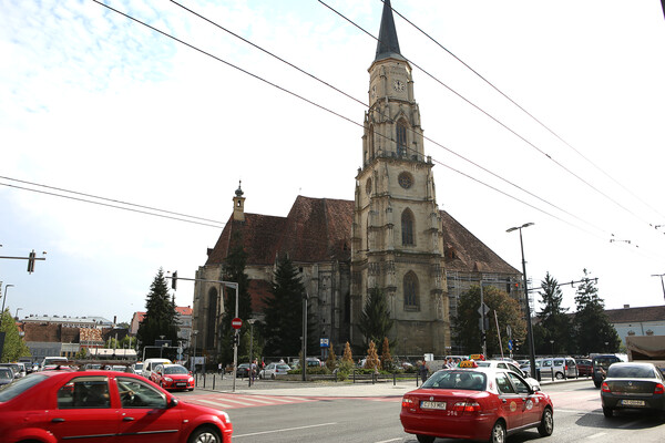 도로에서 바라본 성 미카엘 교회.