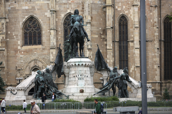 마티아스 코르비누스 국왕의 기마 청동상.