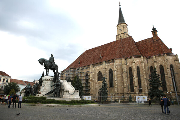 미카엘 교회와 동상.