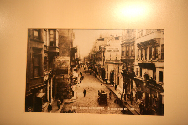 호텔 내부의 사진.