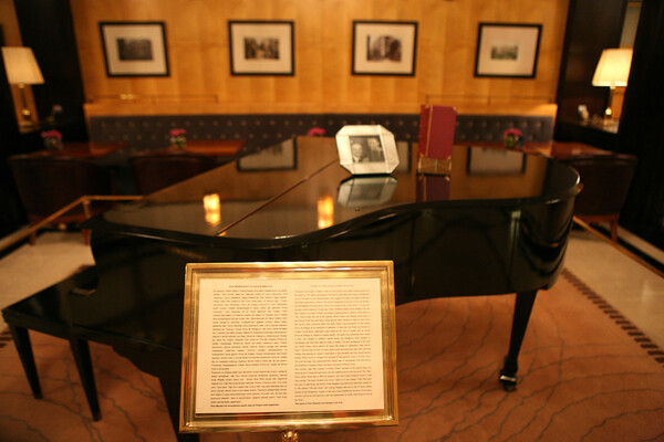 호텔 전시관의 피아노.