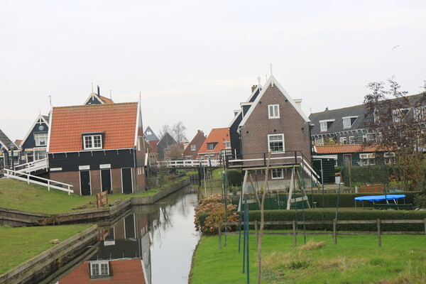 마르켄의 목조 가옥들.