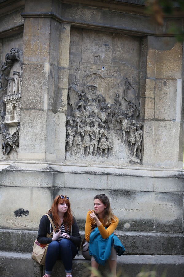 중문을 통해 황실 행렬이 클루지로 들어가는 입구.