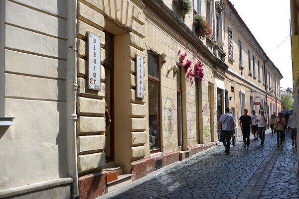 골목의 유서 깊은 건물.