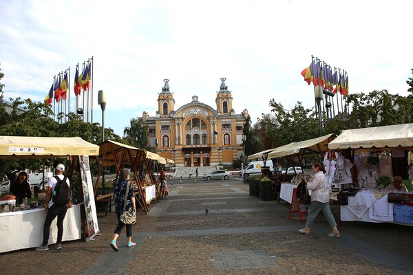 이안쿠 광장에서 바라본 극장.