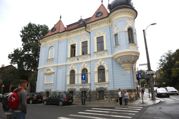 아카데미아 건물.