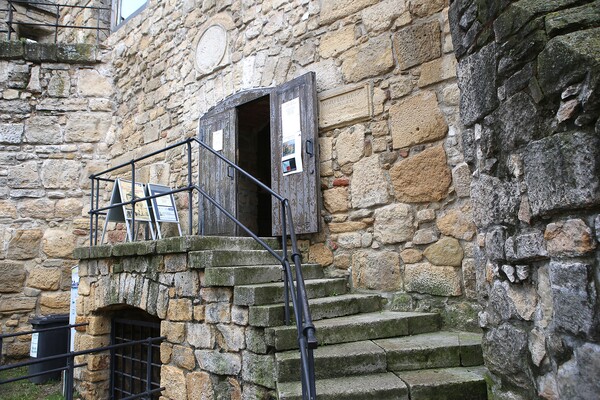 재단사탑 입구.