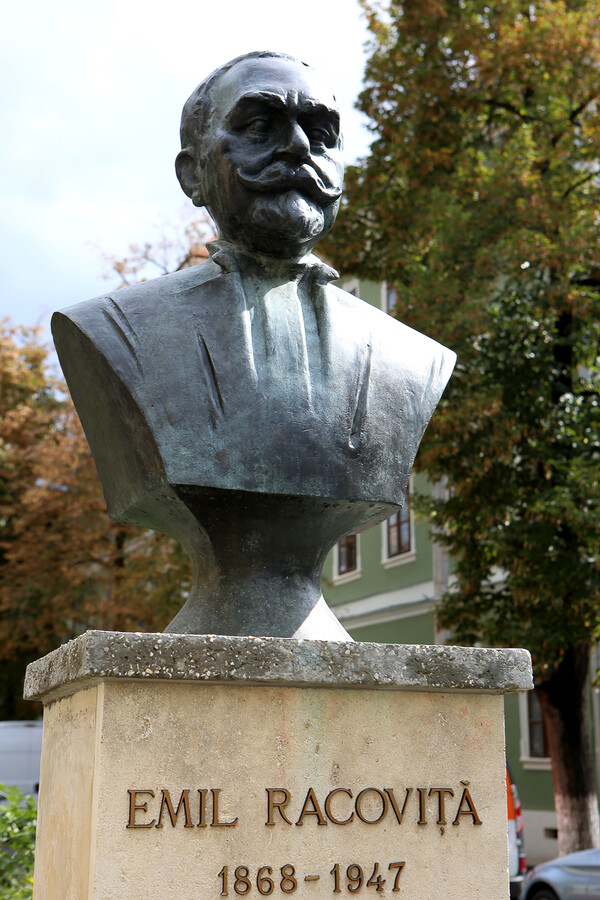에밀 라코비차 동상.
