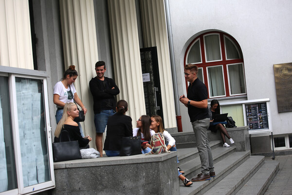 바베스 대학 학부.