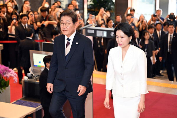 6월 4일 오전 이재명 대통령과 김혜경 여사가 서울 여의도 국회 로텐더홀에서 열린 약식 취임식에 입장하고 있다. 