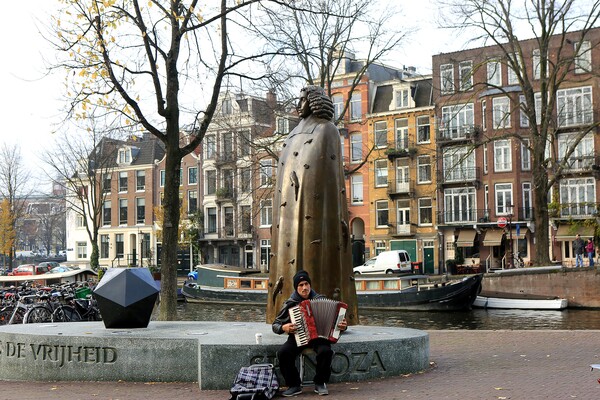 스피노자 동상.