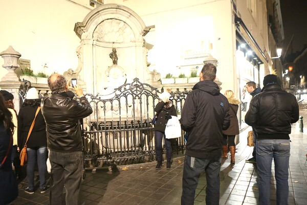 오줌싸개 동상 주위에 모인 사람들.