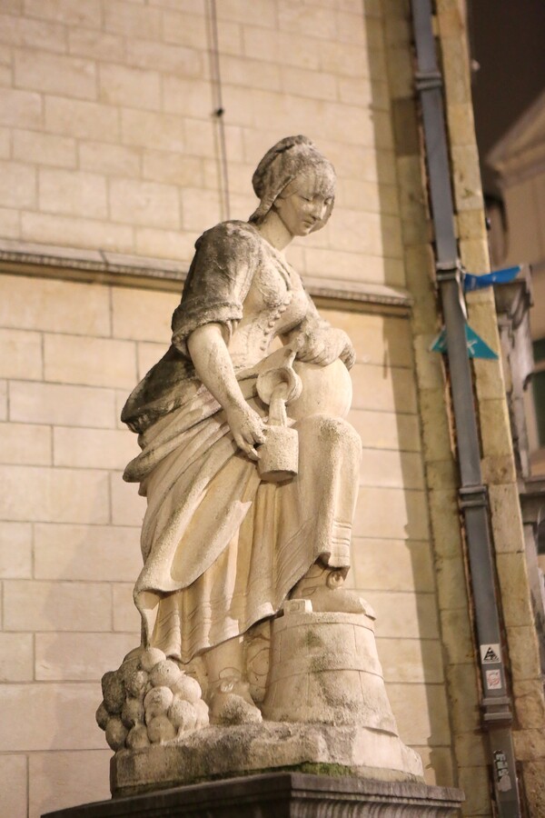 우유자는 아낙 동상.