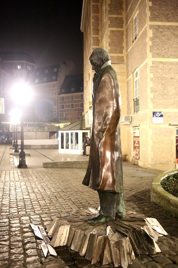 버르토크 벨러 동상.