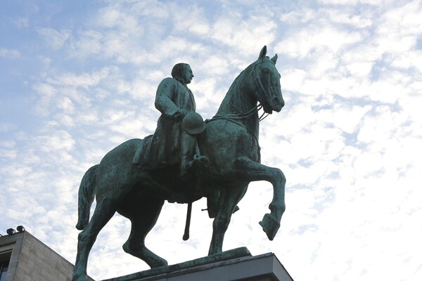 알베트 1세의 승마 동상.