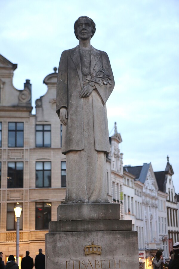 여왕 엘리자베스 동상.