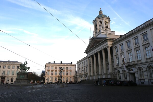 궁전 광장과 동상.