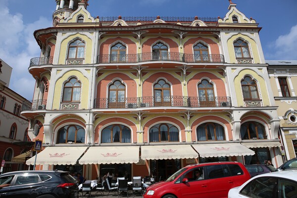 오라데아의 호텔 건물.