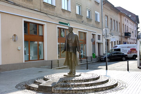 아우렐 라자르 동상. 