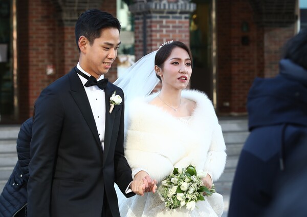 여자 골프 세계랭킹 1위 리디아 고와 정태영 현대카드 부회장의 아들 정준 씨가 2022년 12월 30일 서울 중구 명동성당에서 결혼식장으로 향하고 있다. 