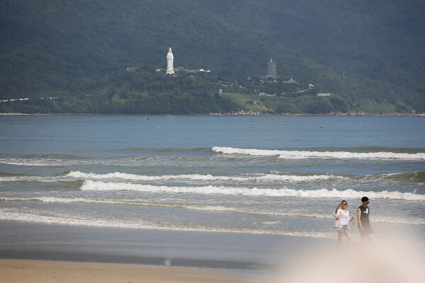 미케 해변과 영흥사 해수관음상.