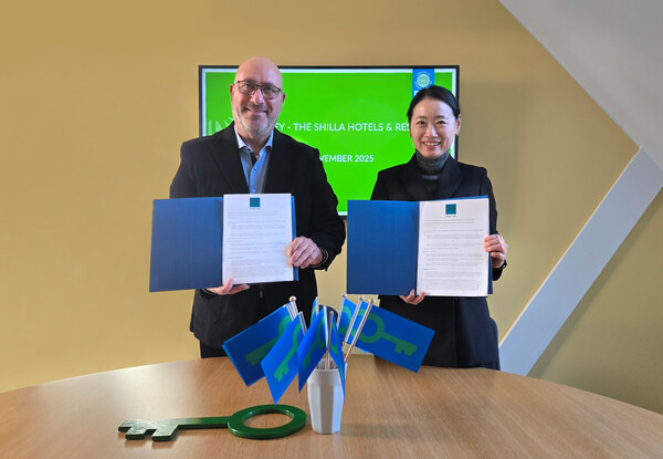 이달 17일 환경교육재단 본부에서 진행된 ‘호텔신라–환경교육재단 간 그린키 인증 업무협약식'에서 신라호텔 이주영 마케팅 그룹장(오른쪽), 환경교육제단 다니엘 셰퍼(왼쪽) 대표가 기념사진을 촬영하고 있다.