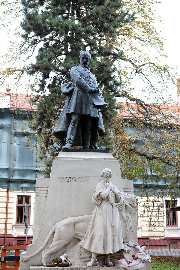 임레 샤치바이 동상.