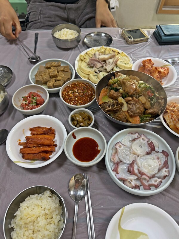 경북 안동시 퇴계 세째 손자의 종택인 동암고택 '수졸당'의 한식 차림. 15대 종부 윤은숙 씨의 손님 차림상이다.