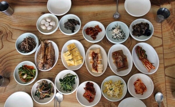 '서울 사람도 알고있다'는 전남 구례 화엄사 입구 '혜성식당'의  백반 차림. 버섯전골이 메인이다.