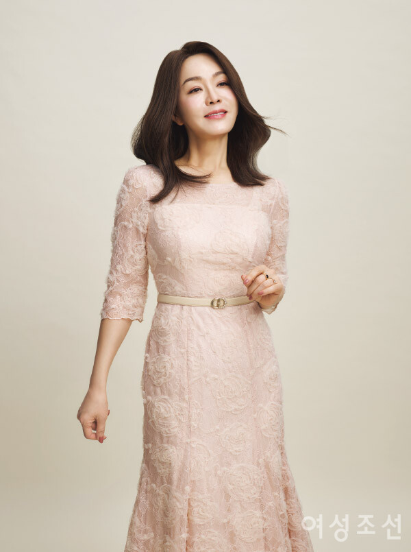 플라워 레이스 장식의 벨티드 원피스는 미샤. 링은 해수엘. 부드러운 페미닌 무드의 미디 헤어는 하이모레이디 메디호프2. 