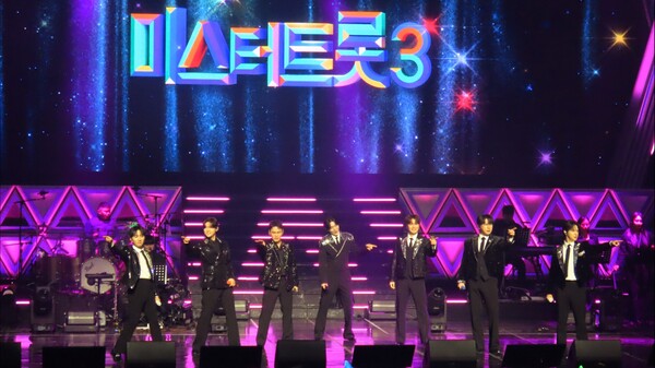 [포토뉴스] '미스터트롯3' TOP7, 춘천서 꽃샘추위 녹였다… '트롯력 배틀'에 팬들 들썩