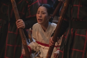 '<b>옥씨부인전</b>' 주리 틀리는 <b>임지연</b> 포착…도망 노비 들통나나
