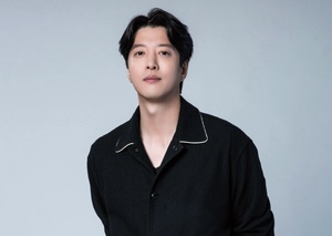 이동건, 길거리 데이트 포착…이혼 5년 만 <b>열애</b>설