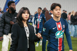 우승 세레머니 중 연인에게 메달을 건 이강인