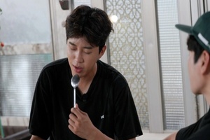 <b>임영웅</b>, <b>숟가락</b> 마이크로 '평상 라이브'...'섬총각 영웅' 티저 공개
